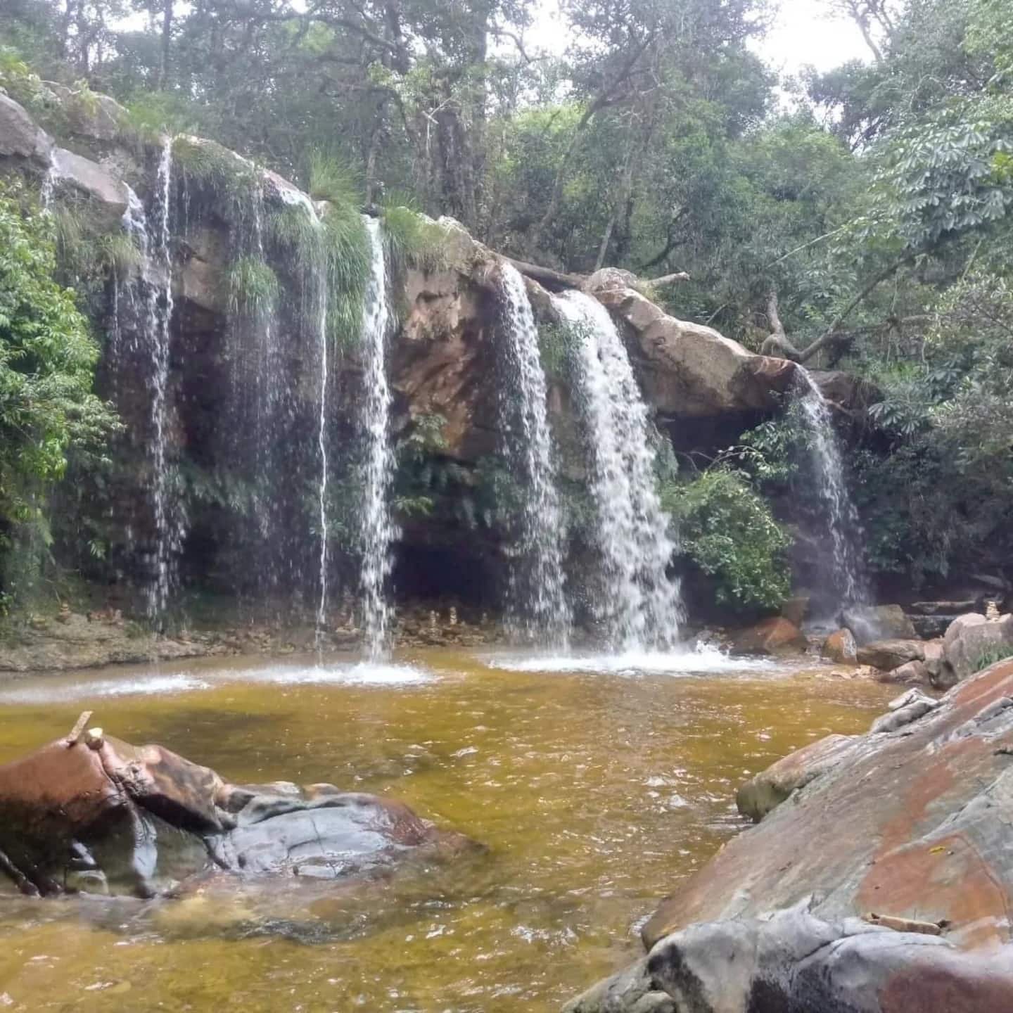 Outro ângulo das quedas d’água e do poço no Vale das Borboletas