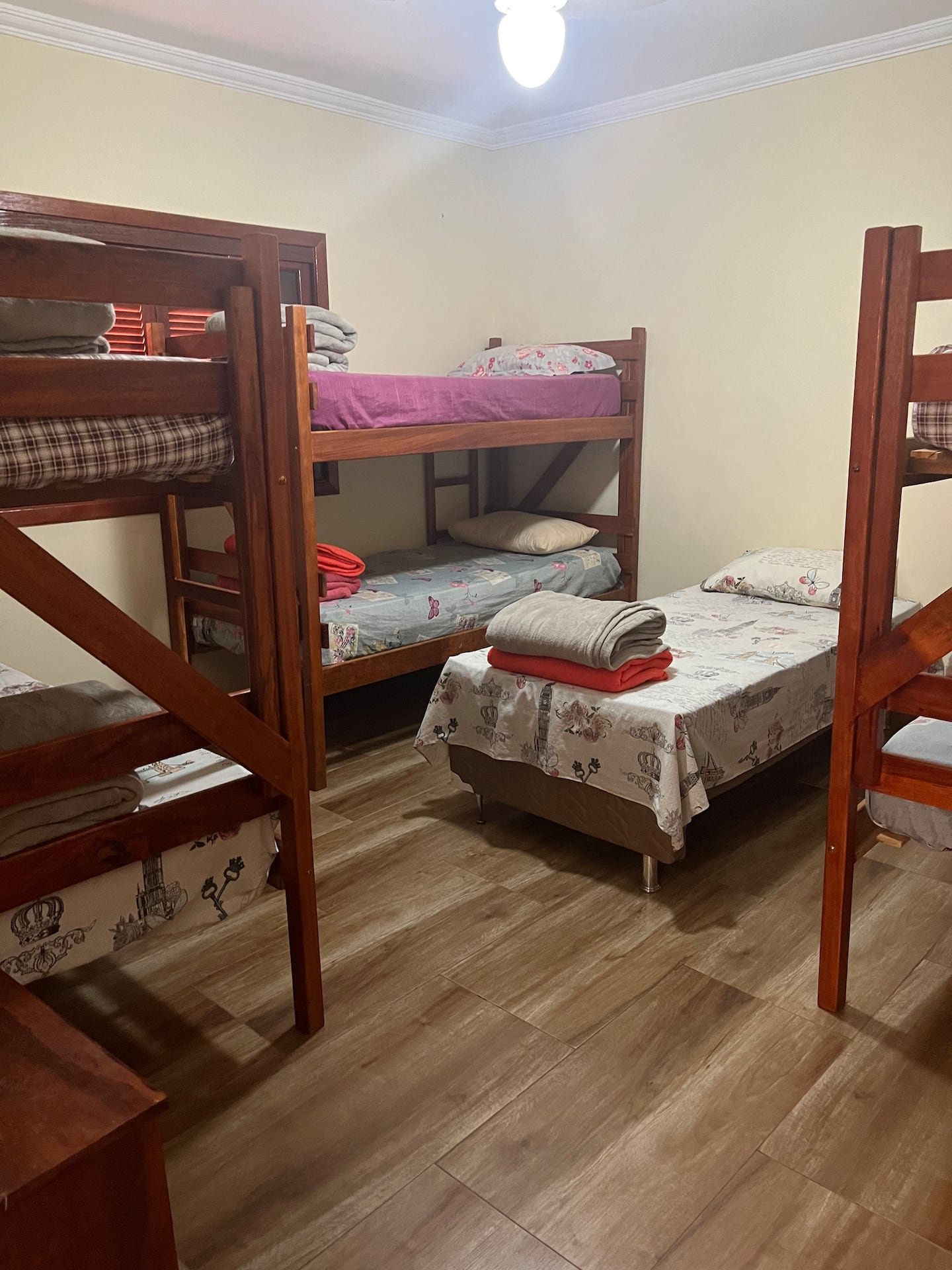 Quarto da casa grande com beliches e cama; não é foto identificada de um chalé.