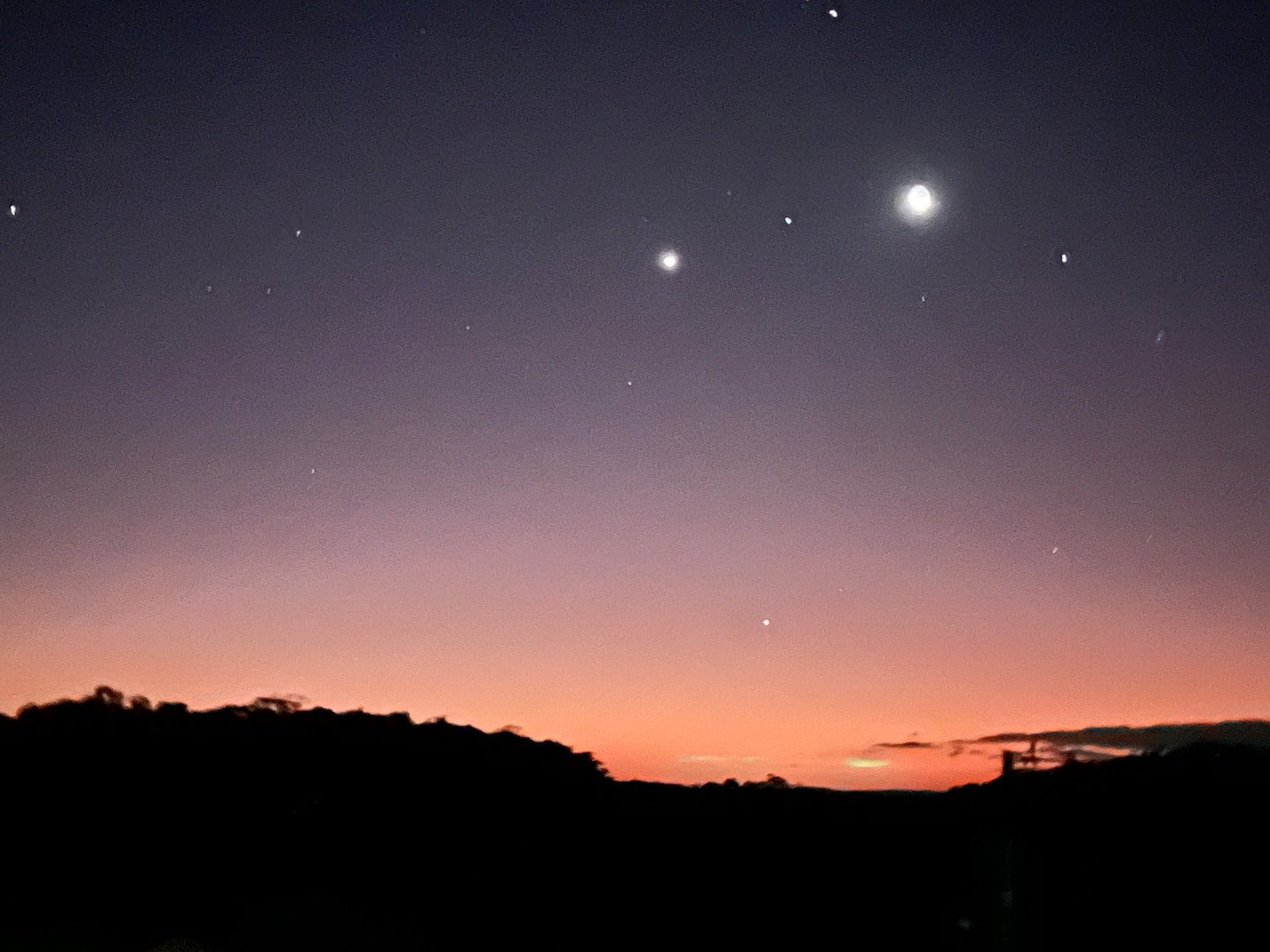 Céu do entardecer e silhueta de morros, publicados na galeria da Casa Borboleta Azul