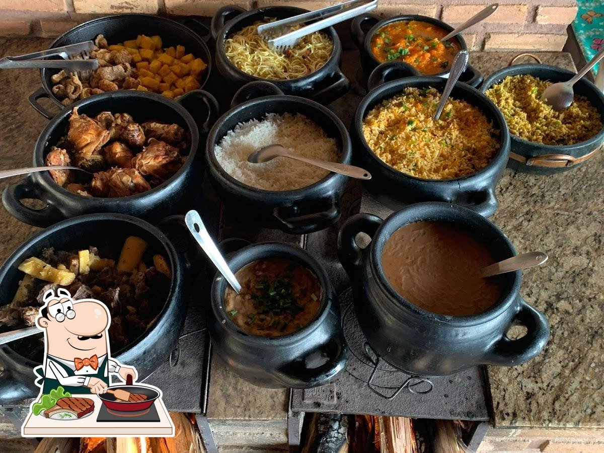 Comida mineira em panelas de barro no Restaurante Borboleta Azul